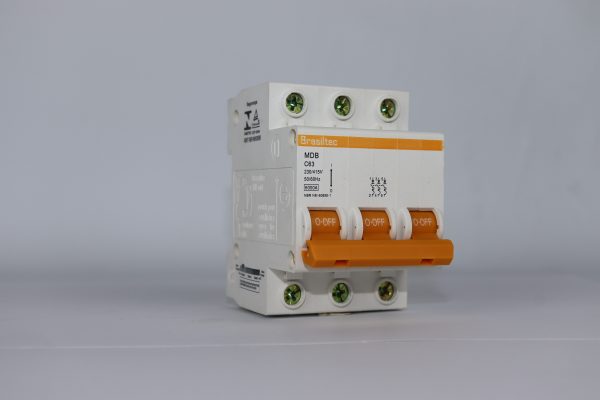 Disjuntor Trifásico  63A Curva C - Brasiltec - Imagem 2